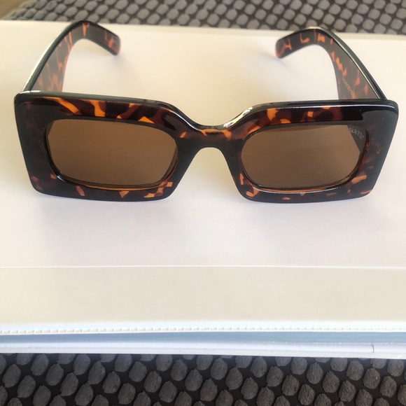 Sloane Scarlett Sunglasses in Tortoise - Picture 1 of 3
